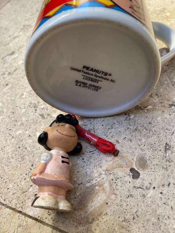 Vintage peanuts cartoon coffee mug with pvc Lucy necklace toy