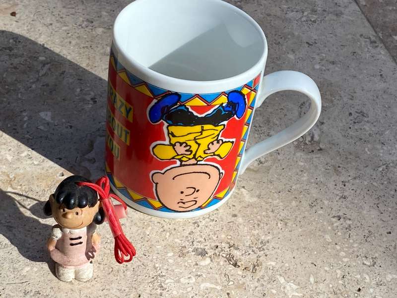 Vintage peanuts cartoon coffee mug with pvc Lucy necklace toy