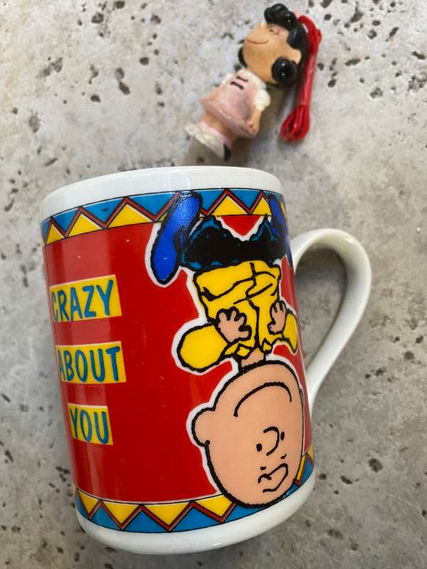 Vintage peanuts cartoon coffee mug with pvc Lucy necklace toy