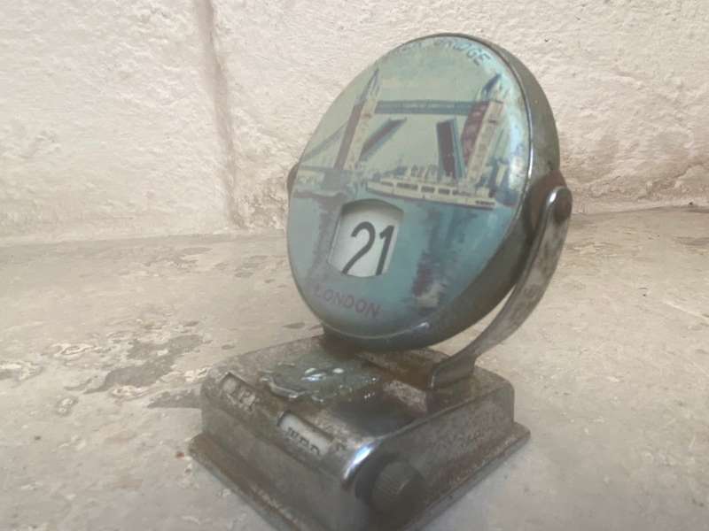 Vintage perpetual calendar flip date souvenir London chrome metal