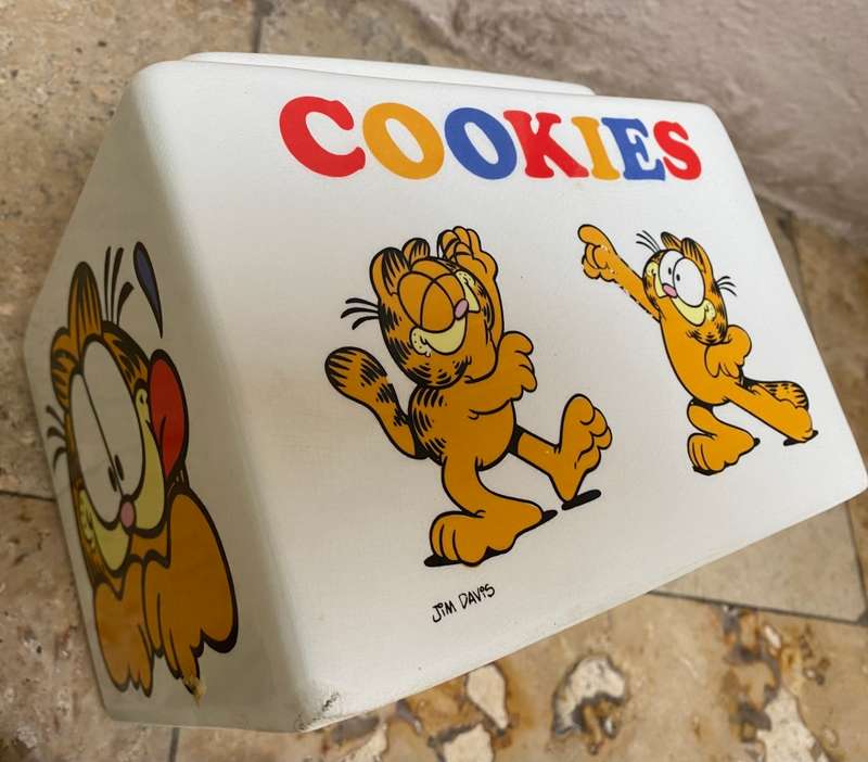 Vintage animated Garfield porcelain cookie jar no lid