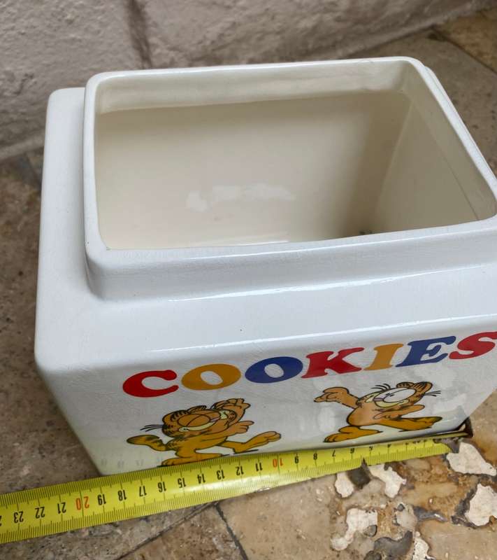 Vintage animated Garfield porcelain cookie jar no lid