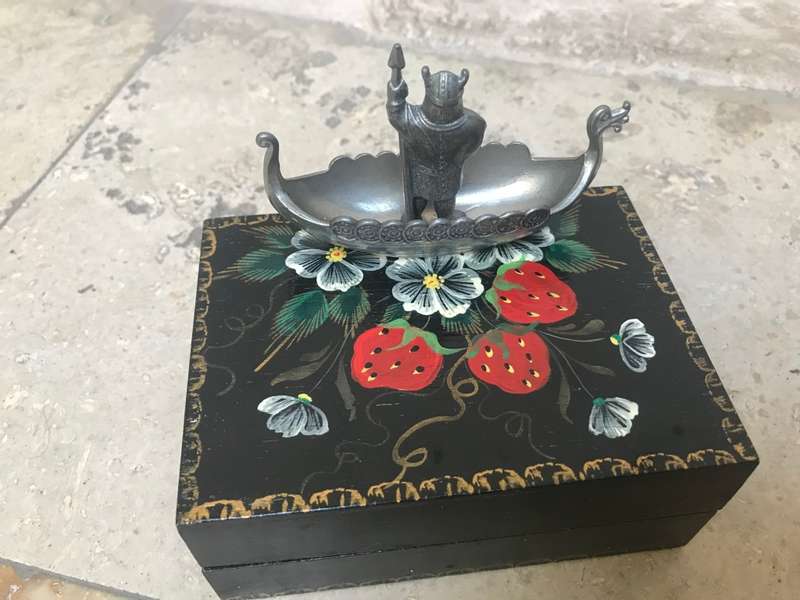 Vintage Handstopt TPB Viking ship in folk art wood floral box