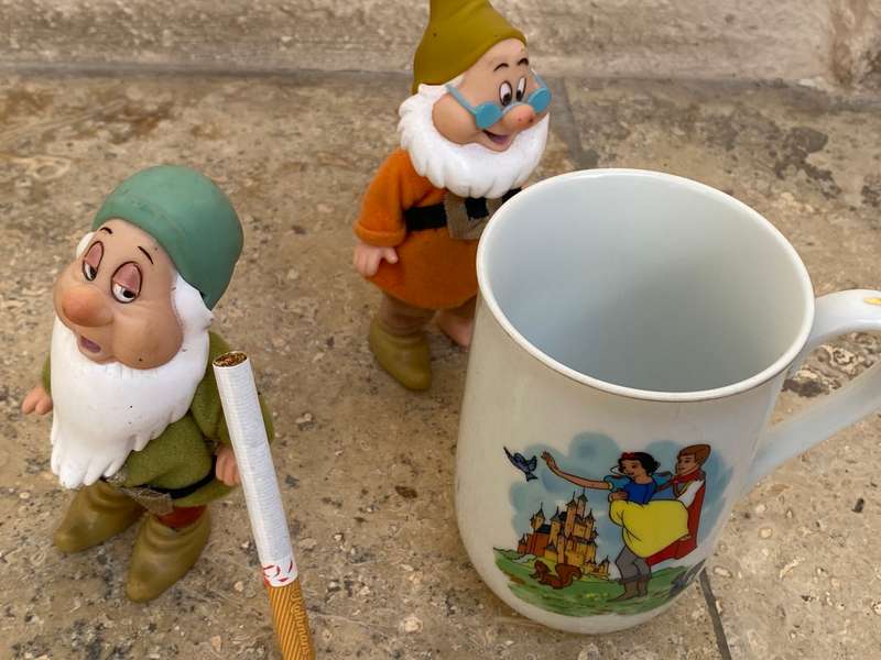Disney collection Snow White mug with 2 dwarf figure dolls