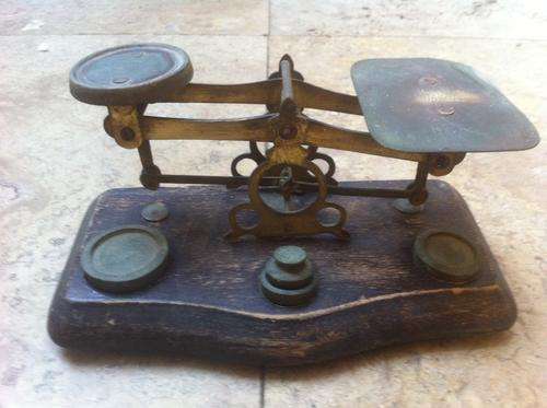 postal brass scale , with weights brass