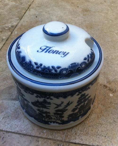 blue willow sugar bowl with lid