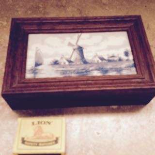 cigar box , lid detaches as wall hanging , inc 10 Henri Winterman cigars