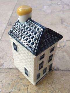 SEALED BLUE DELFT'S KLM BOLS HOUSE (NO 26)