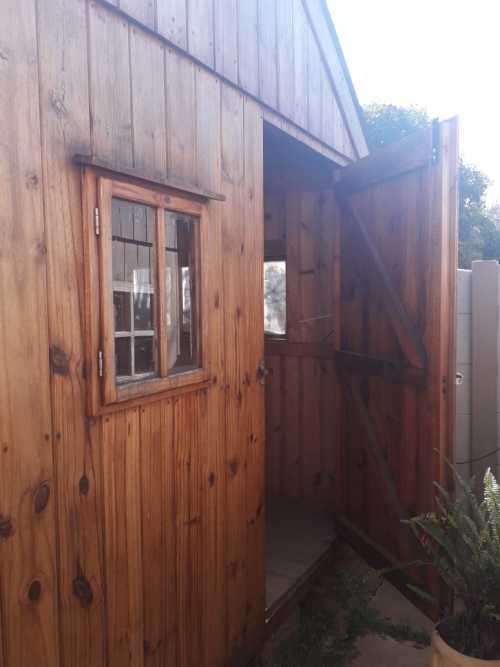 Wendy House (3.5 x 2.5m) with bathroom