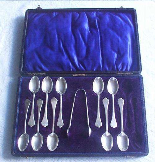 Cased set 10 sterling silver tea spoons (from 12) with sugar nips Sheffield 1905