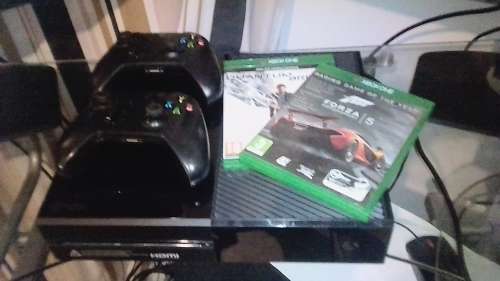 * Xbox One, 2 controllers and 4 Games *