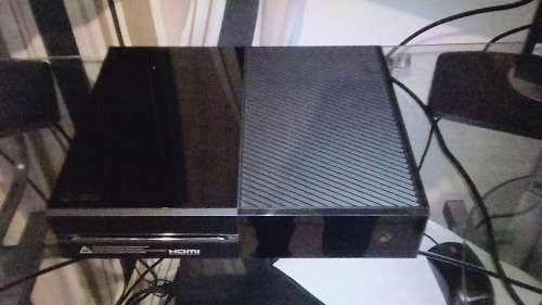* Xbox One, 2 controllers and 4 Games *