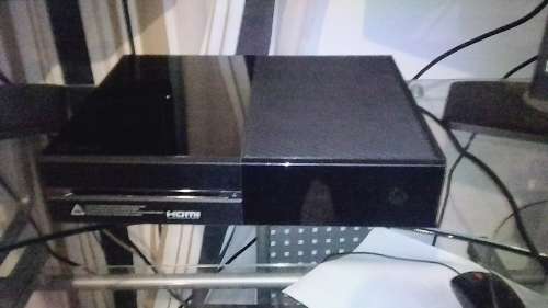 * Xbox One, 2 controllers and 4 Games *