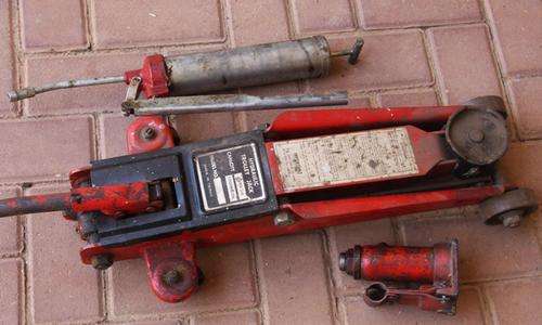 Hydraulic trolley jack + bottle jack + grease pump  ---> PTA collection only!
