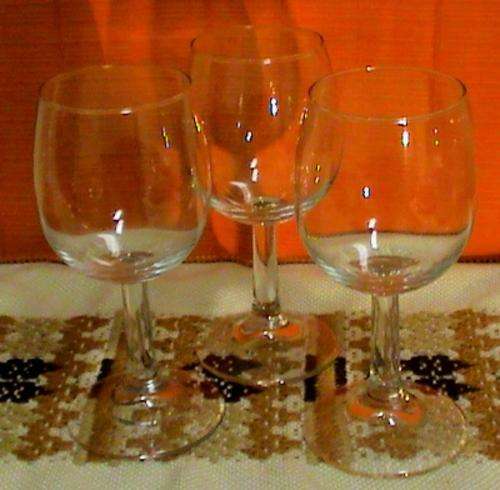 Set of 3 White Wine Clear Stemmed Glasses