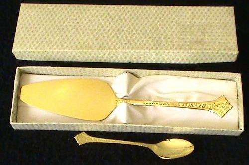 VINTAGE EETRITE 24 CARAT GOLD PLATED FLEUR CAKE LIFTER/SERVER & TEASPOON BOXED - AS NEW circa 1970's