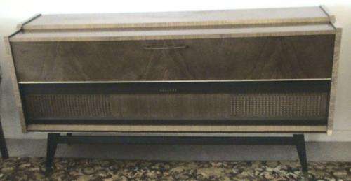 VINTAGE PHILIPS reverbeo STEREO Radiogram in Bakelite Veneered Cabinet for RESTORATION.
