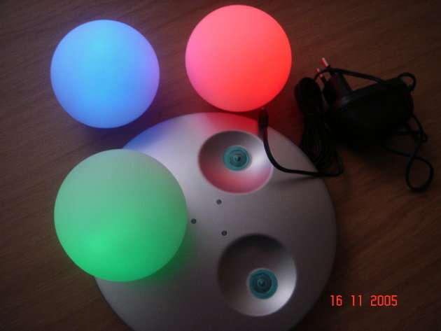 LED Magic ball of lights - 3 x colour changing balls with platform charger