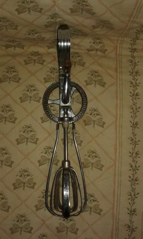 LARGE VINTAGE MIXER WITH WOODEN HANDLE