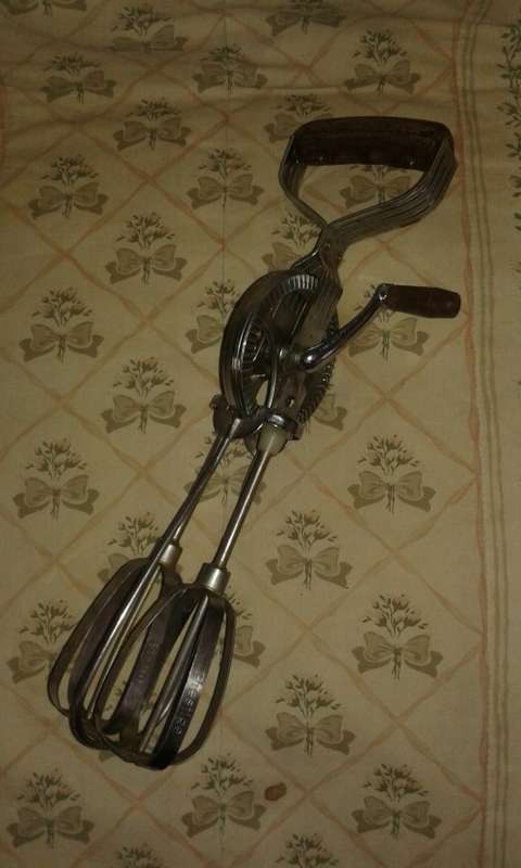 LARGE VINTAGE MIXER WITH WOODEN HANDLE