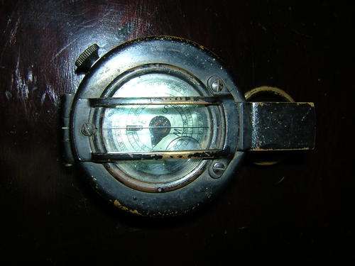 COMPASS . OLD AN GOOD  WORKING CONDITION