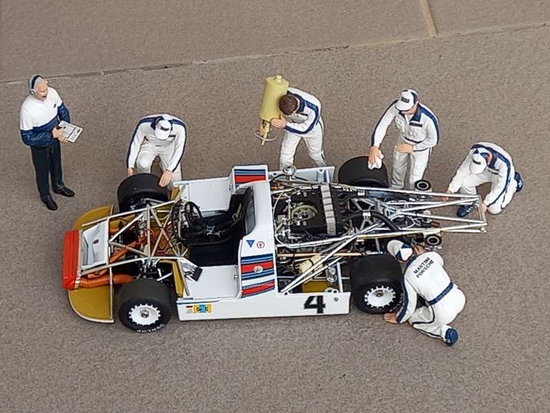 Porsche Martini Pit personnel figurines - TSM 1/18