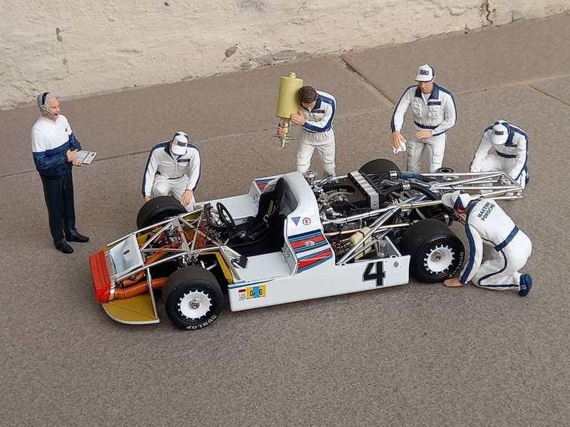 Porsche Martini Pit personnel figurines - TSM 1/18