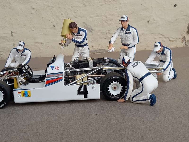 Porsche Martini Pit personnel figurines - TSM 1/18