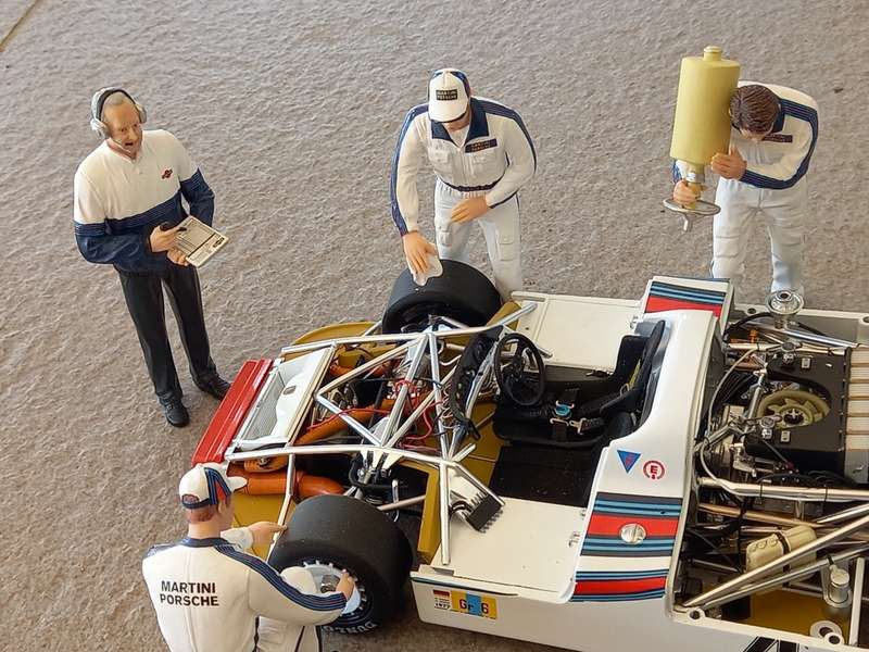 Porsche Martini Pit personnel figurines - TSM 1/18