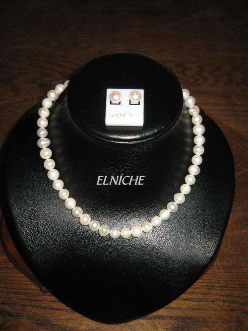 A FRESHWATER PEARLS NECKLACE & EARRING SET - White (8-9mm)