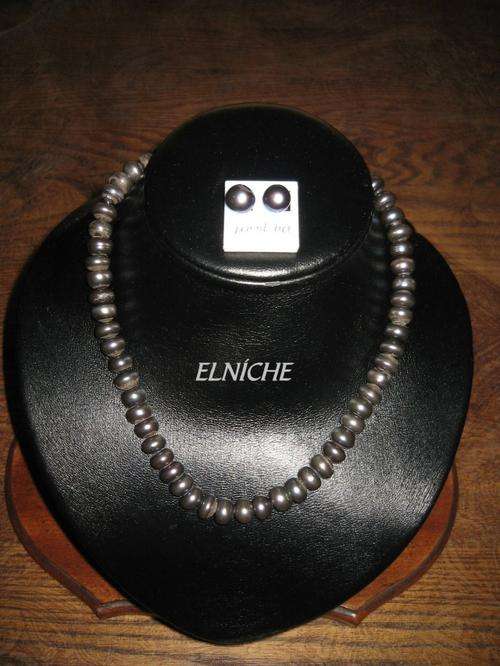 A FRESHWATER PEARLS NECKLACE & EARRING SET - PEACOCK BLACK (6-8mm)