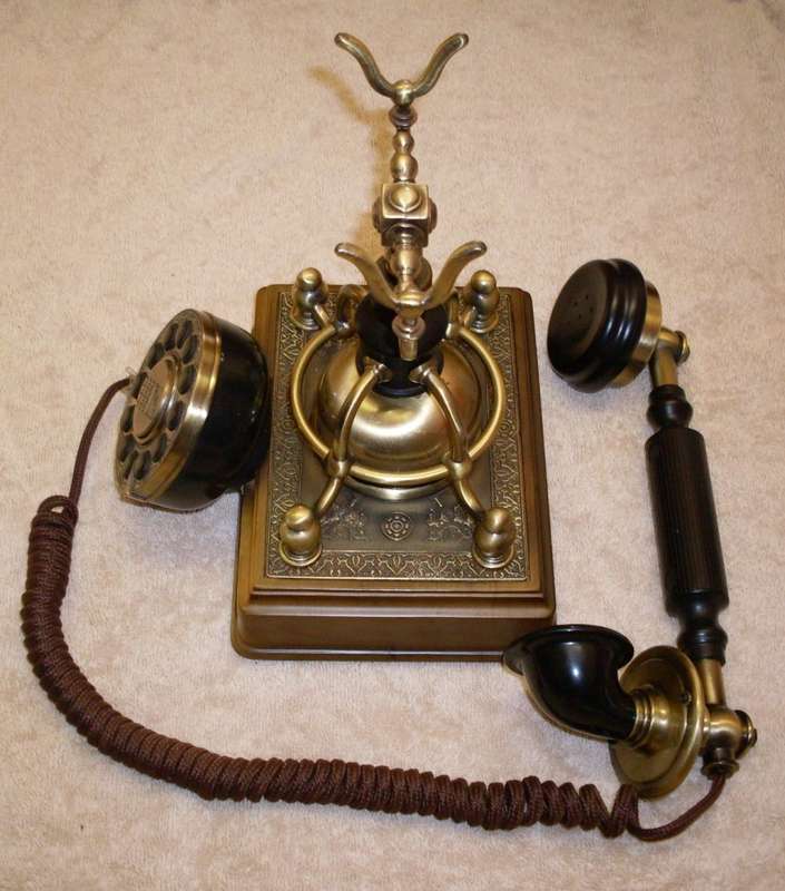 2005 - Classic 100 Vintage / Antique Design Telcom Telephone
