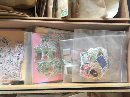 100,000s of stamps with R1 reserve!