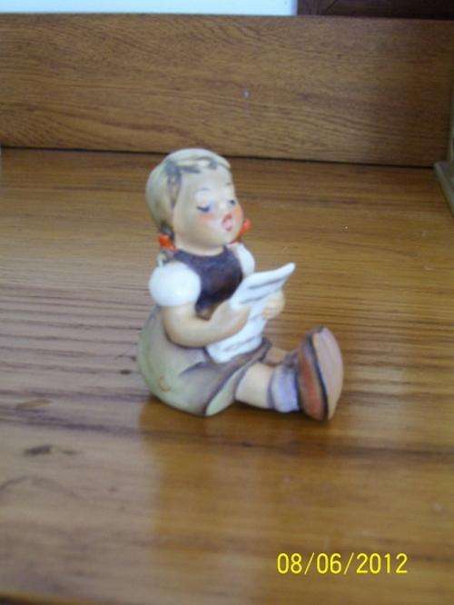 HUMMEL - GIRL SITTING READING/SINGNING