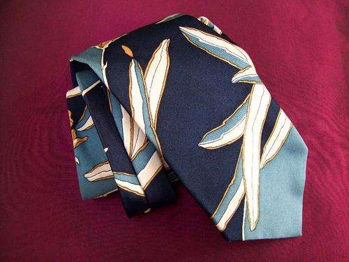 Vintage tie with leaf pattern