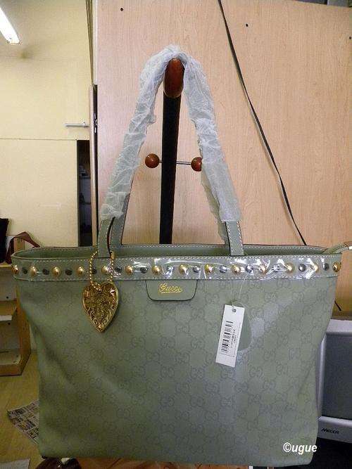 BARGAIN !! STUNNUNG NEW GENUINE GUCCI HANDBAG IN GREY LEATHER WITH GOLDEN HEART