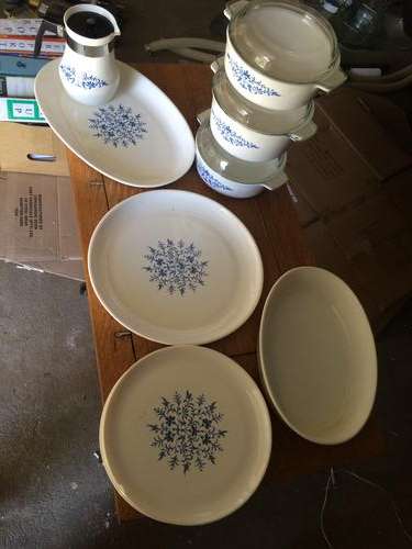 Complete set of serving crockery