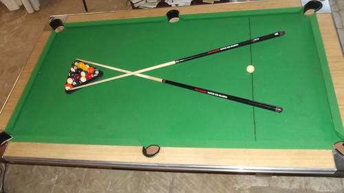 Pool Table - in excellent condition !!