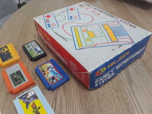 FAMICOM 8BIT TV GAME SYSTEM + GAME CARTRIDGES