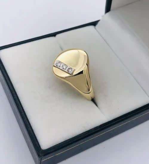GOLD Signet Mens ring with diamonds