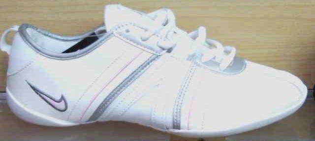 WOMENS NIKE SNEAKER ( WHITE AND PINK )