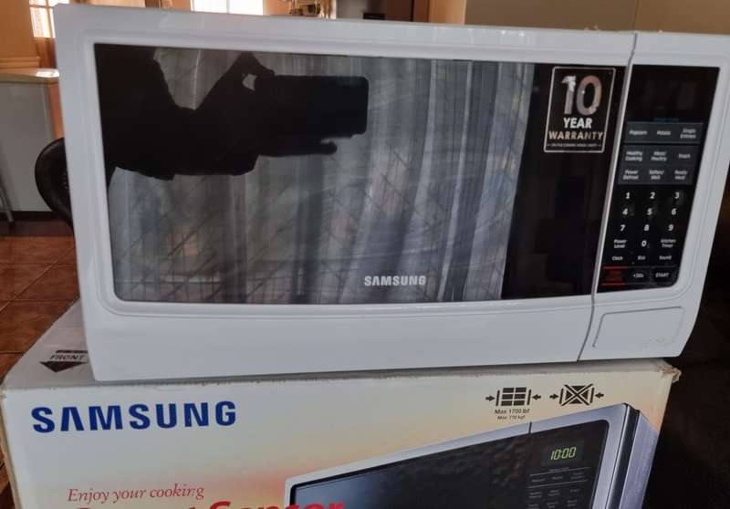 Samsung Smart Sensor Microwave Oven 32L Capacity (For Repair or Parts)