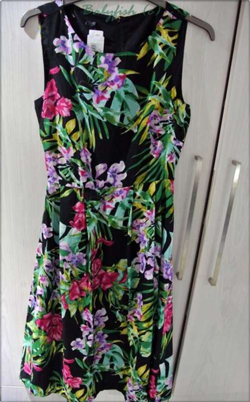Stunning summer dress. Ladies size 30*SALE