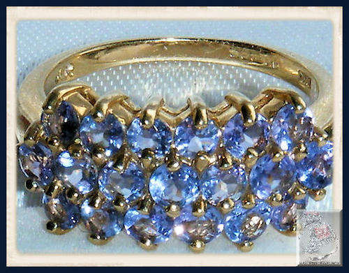 ***R21120***EXTRAUDANARY AND GORGIOUS: 9CT YELLOW GOLD TANZANITE LADIES CLUSTER BAND RING SIZE P