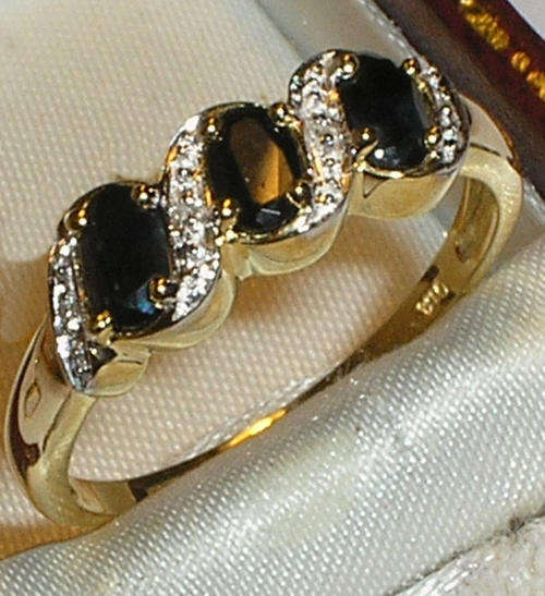 ***R7900***9CT GOLD NATURAL SAPPHIRE & DIAMOND CLUSTER RING - R