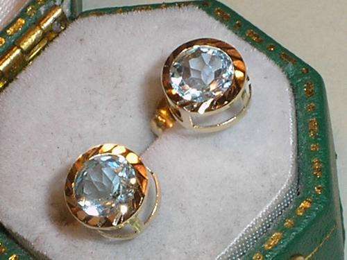 ***R5500***~~ BEAUTIFUL 9CT GOLD BLUE TOPAZ STUD EARRINGS ~~
