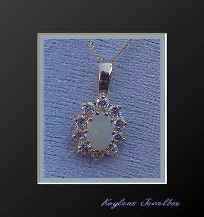 ***R6899***ELEGANT, CLASSICAL, EXQUISITE: 9ct solid gold real opal cluster pendant