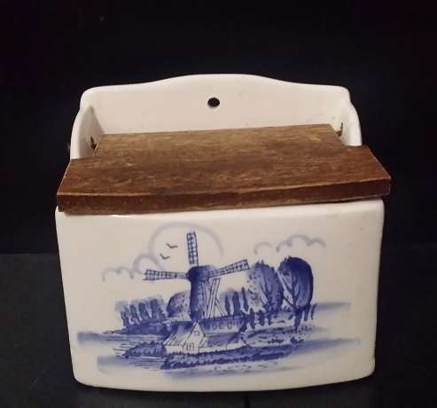 DELFT LOOK STORAGE CONTAINER WITH WOODEN LIFT UP LID