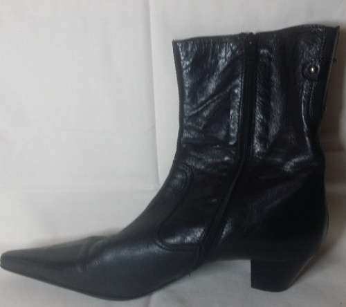 LADIES BLACK LEATHER BOOTS MADE IN ITALY SIZE 42
