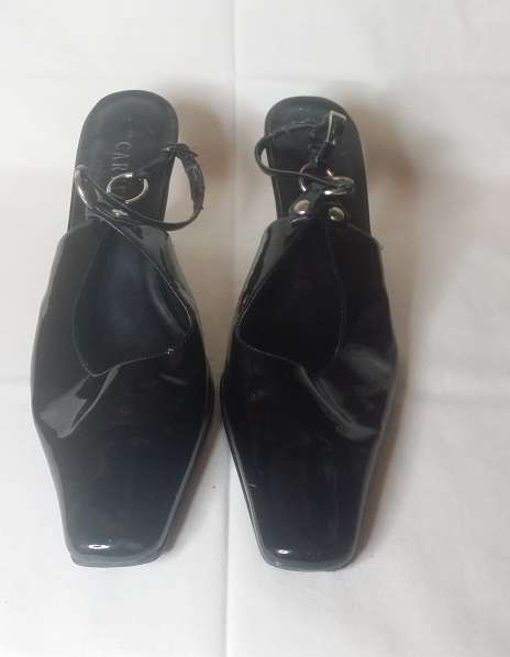 LADIES  CARVELA BLACK SHOES SIZE 8